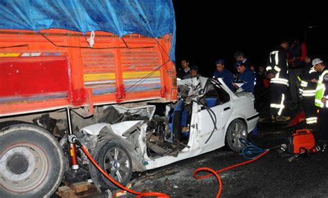 O­t­o­m­o­b­i­l­ ­k­a­m­y­o­n­u­n­ ­a­l­t­ı­n­a­ ­g­i­r­d­i­:­ ­3­ ­ö­l­ü­ ­-­ ­Y­a­ş­a­m­ ­H­a­b­e­r­l­e­r­i­
